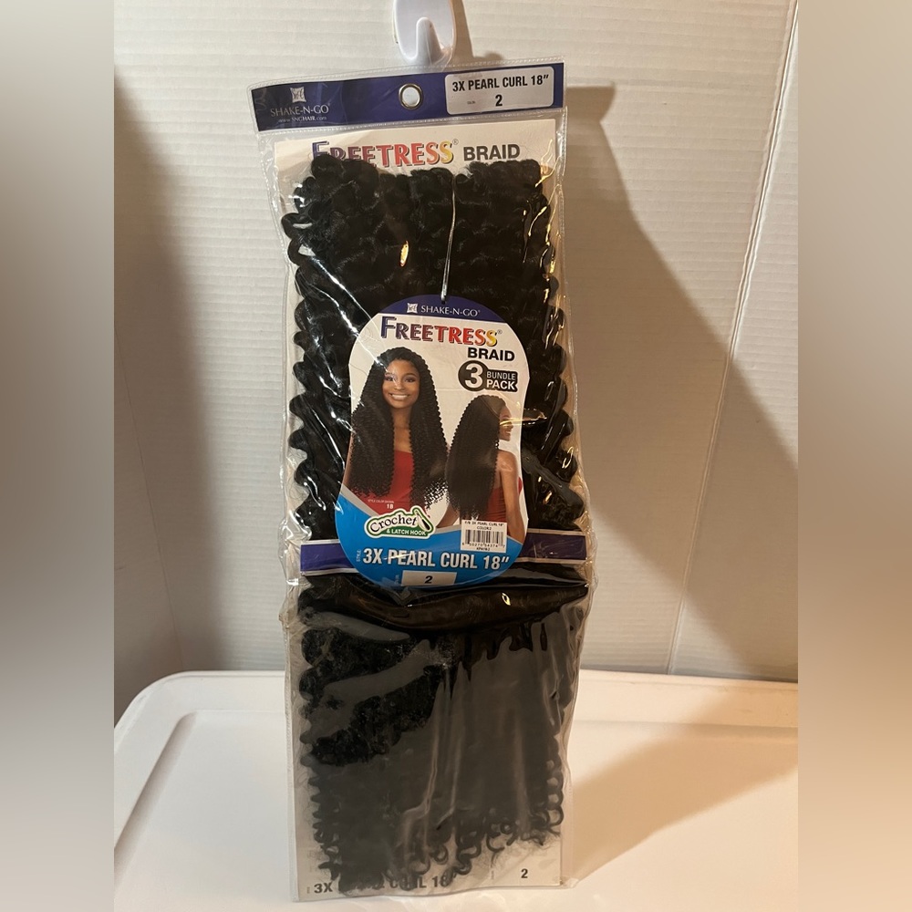 Freetress 18 Inch 3 Pearl Curl NWT. Black.